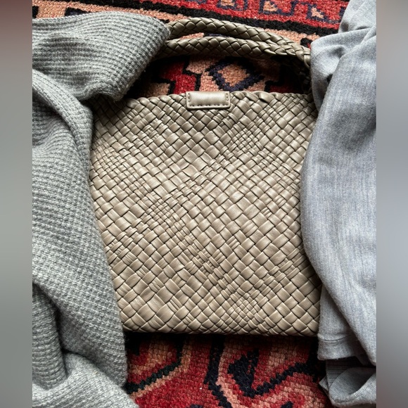 Falor Made in Italy Leather Woven Bag in Neutral Taupe Color. - Picture 17 of 17